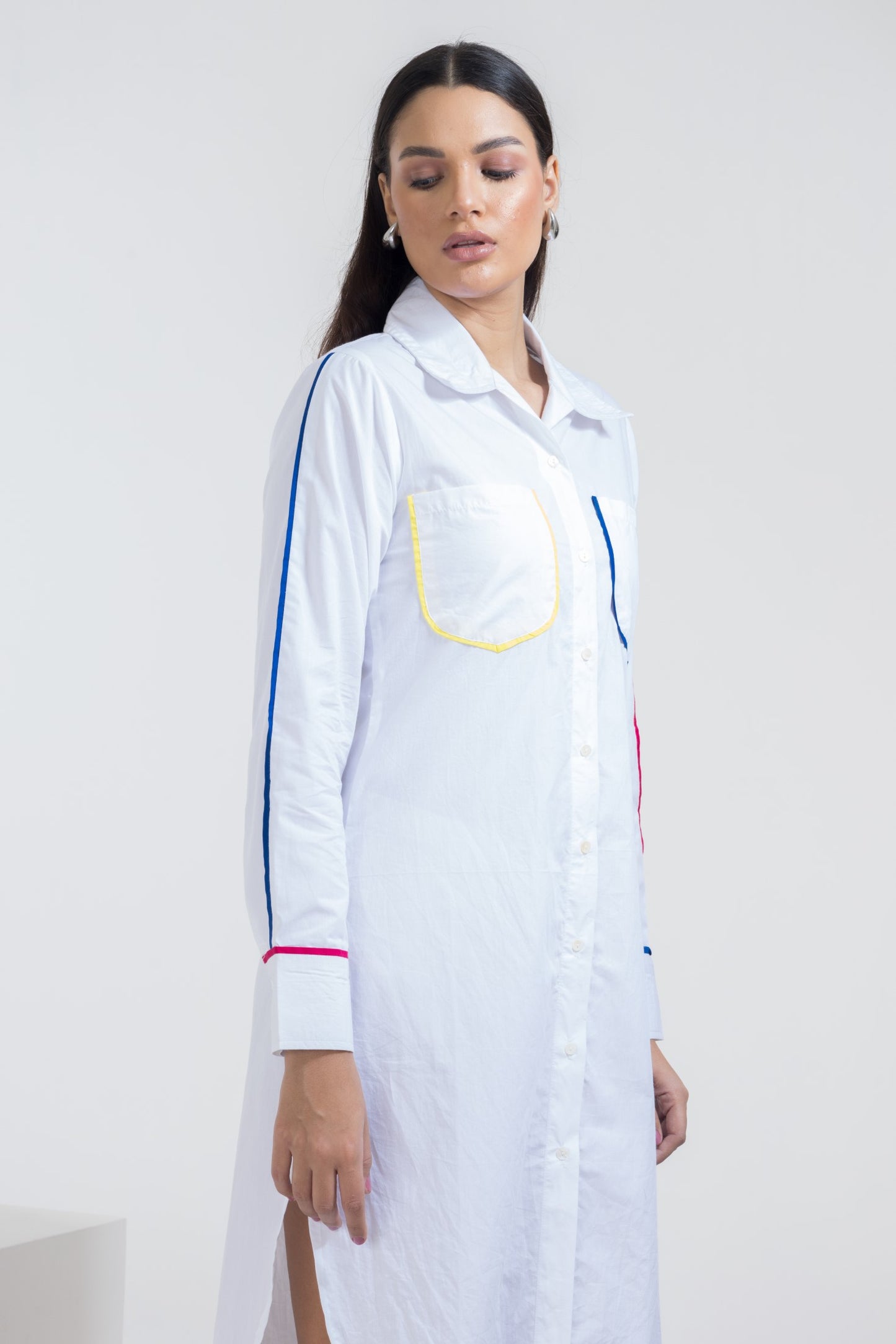 WHITE SHIRT DRESS WITH COLORED PIPING